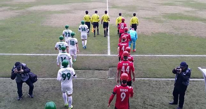 Futbolçularımız qara sarğı və neftçi dəbilqəsi ilə Futbolçularımız qara sarğı və neftçi dəbilqəsi ilə