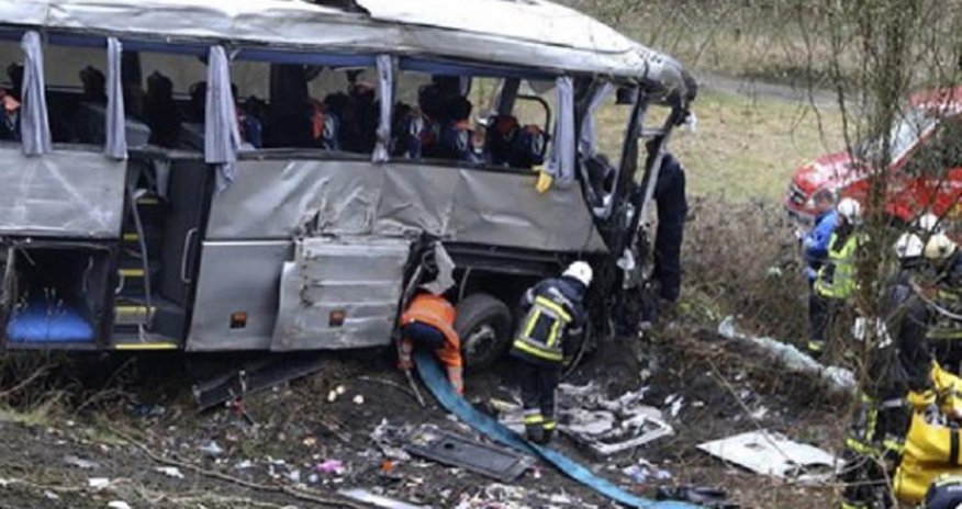 Полицейский автобус упал с моста Полицейский автобус упал с моста