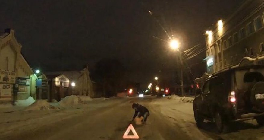 Russia: 'Road fairy' tackles Omsk potholes Russia: 'Road fairy' tackles Omsk potholes