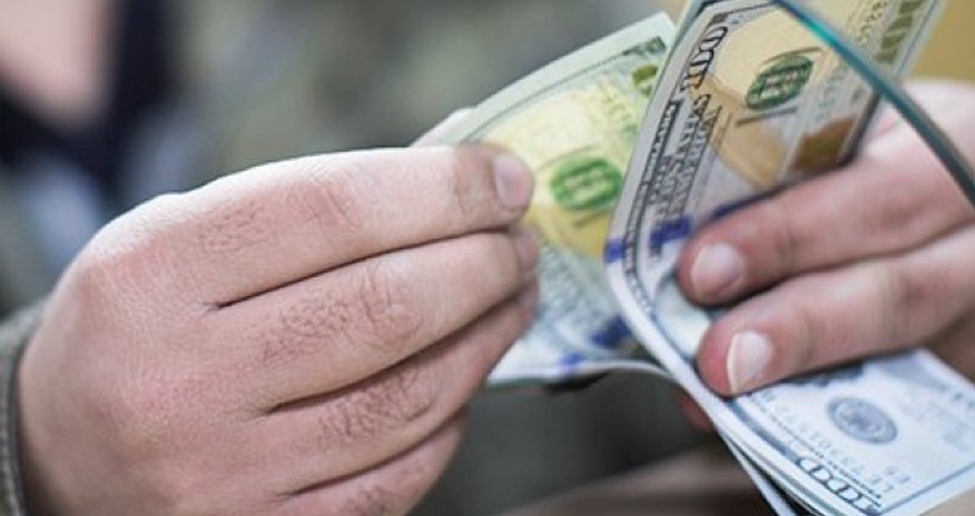 Доллары продают по талонам Доллары продают по талонам