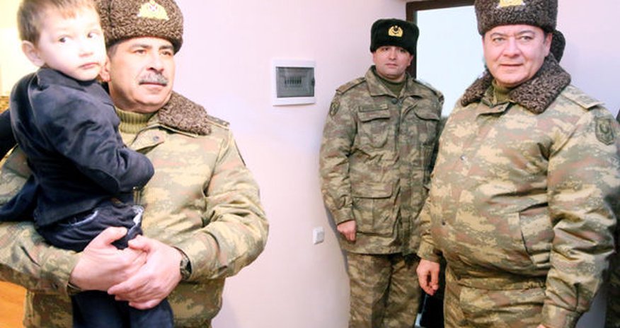 Министр на открытии новых домов для военных Министр на открытии новых домов для военных