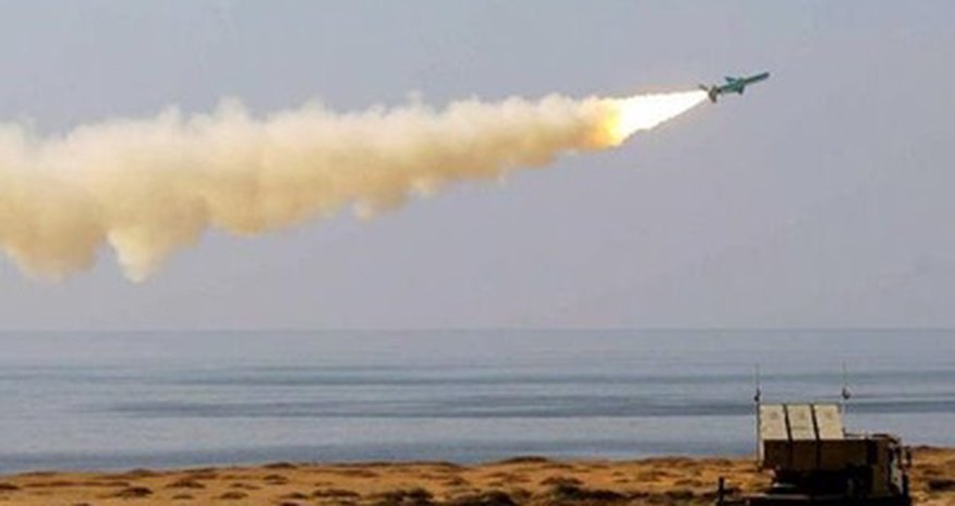 Иран стреляет возле кораблей США Иран стреляет возле кораблей США
