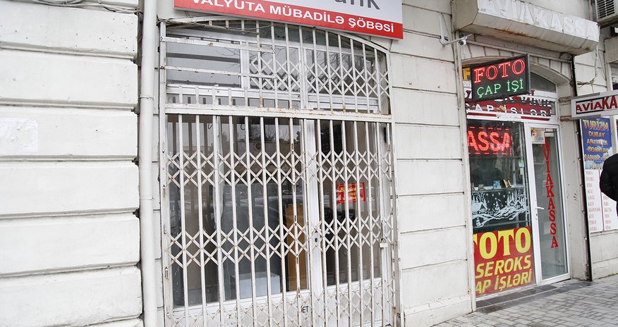 Bakıda "exchange"lər dollar satışını məhdudlaşdırıb Bakıda "exchange"lər dollar satışını məhdudlaşdırıb