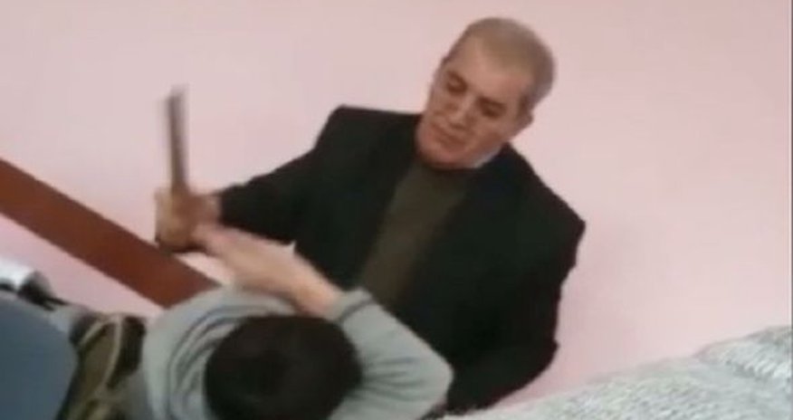 В Сумгаите учитель избил ученика В Сумгаите учитель избил ученика