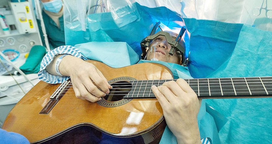 Patient plays guitar while undergoing BRAIN surgery Patient plays guitar while undergoing BRAIN surgery
