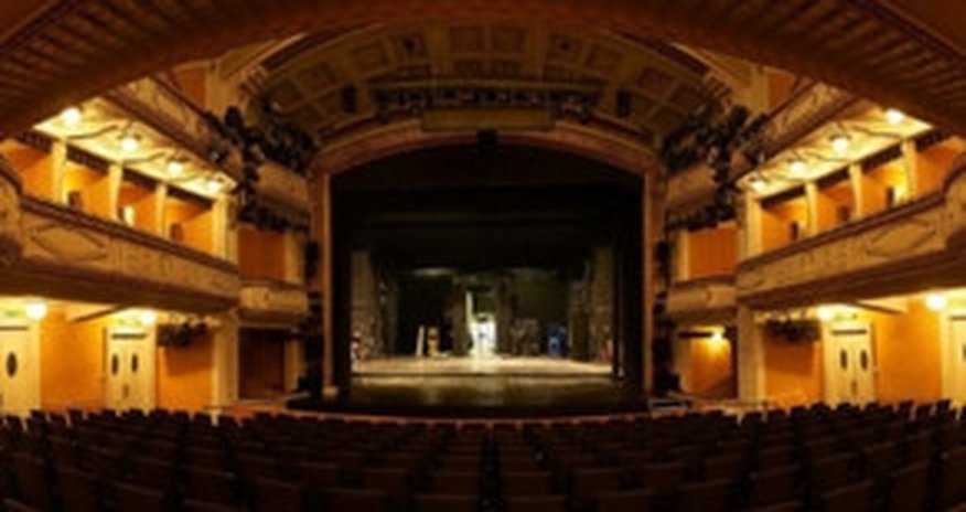 Avstriyada bomba xəbərinə görə teatrdan 850 tamaşaçı təxliyə edilib Avstriyada bomba xəbərinə görə teatrdan 850 tamaşaçı təxliyə edilib