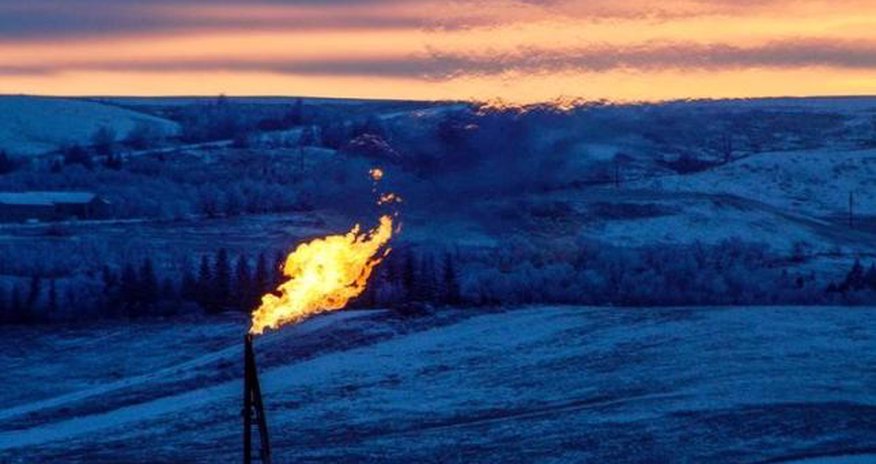 Oil prices fall on U.S. storage glut, ongoing economic woes Oil prices fall on U.S. storage glut, ongoing economic woes