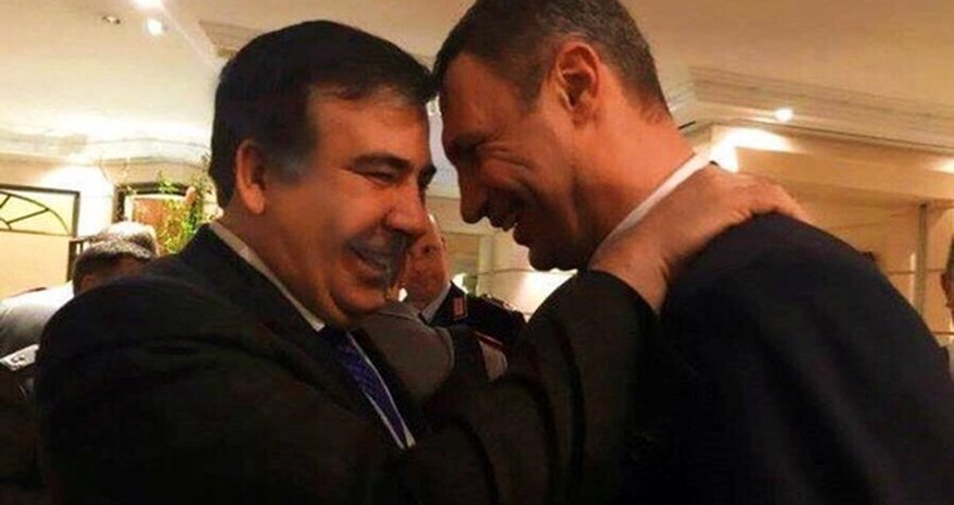 Саакашвили попрыгал перед камерой Саакашвили попрыгал перед камерой