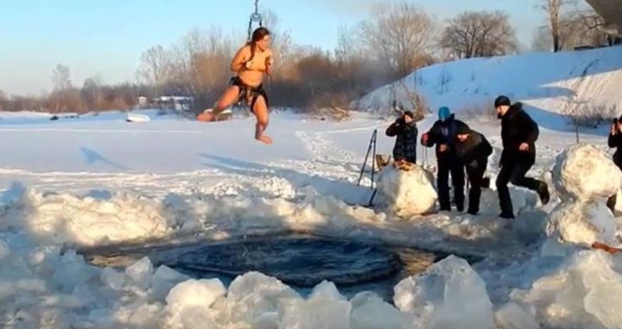 В прорубь с крюками под кожей В прорубь с крюками под кожей