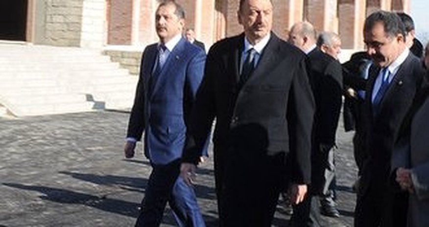 İlham Əliyev “İmamzadə” kompleksində yaradılan şəraitlə tanış olub İlham Əliyev “İmamzadə” kompleksində yaradılan şəraitlə tanış olub