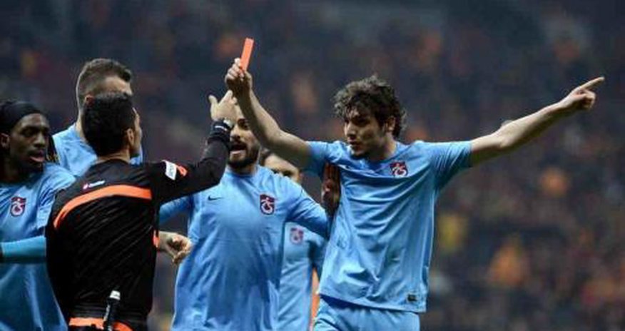 Hakimə qırmızı vərəqə göstərən türk futbolçuya sərt cəza Hakimə qırmızı vərəqə göstərən türk futbolçuya sərt cəza