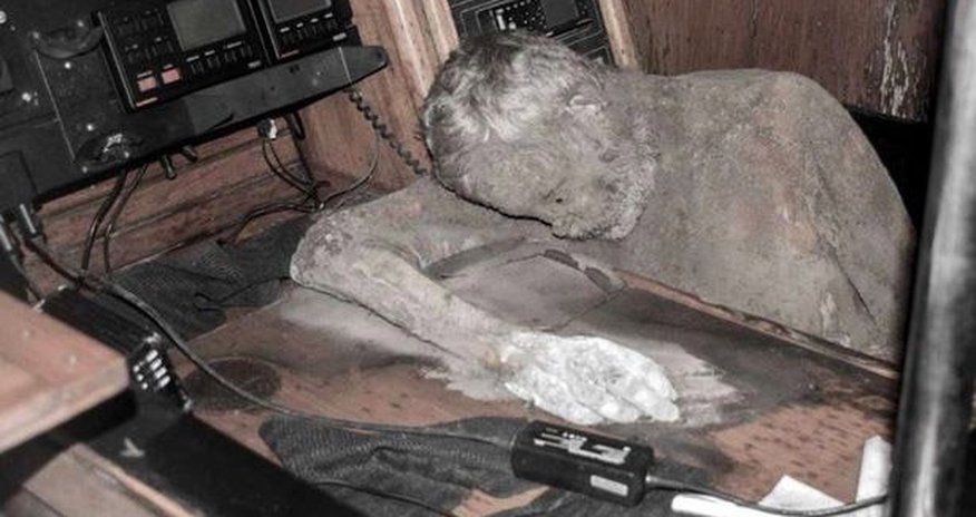 Ghost yacht found drifting at sea with MUMMIFIED corpse of sailor missing for SEVEN years Ghost yacht found drifting at sea with MUMMIFIED corpse of sailor missing for SEVEN years