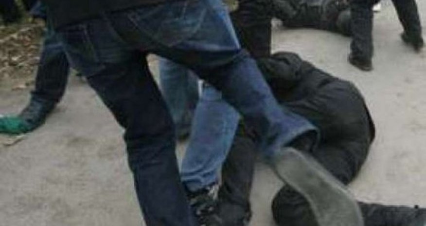 Bakıda orta məktəbdə kütləvi dava Bakıda orta məktəbdə kütləvi dava