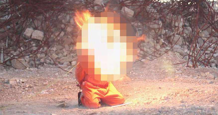 Shocking pictures show sick ISIS killers beheading ‘spy’ with explosives Shocking pictures show sick ISIS killers beheading ‘spy’ with explosives