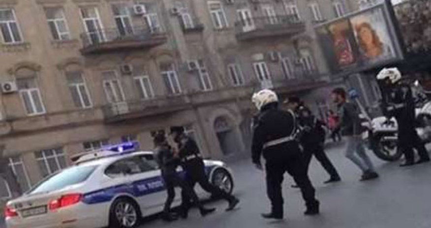 Polis və sürücü arasında əlbəyaxa dava - BAKIDA Polis və sürücü arasında əlbəyaxa dava - BAKIDA