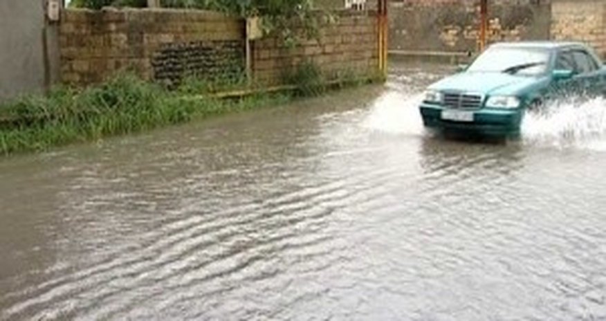 В Шамахе автодорогу затопило водой В Шамахе автодорогу затопило водой