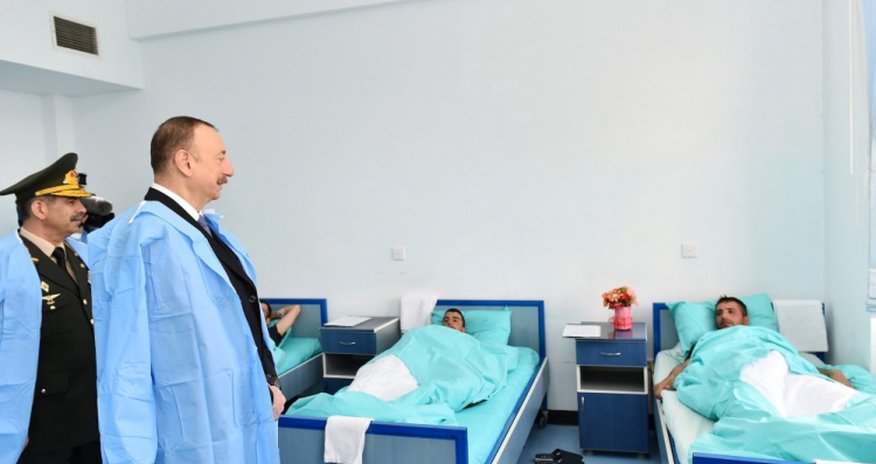 İlham Əliyev müalicə olunan yaralı hərbçilərə baş çəkdi İlham Əliyev müalicə olunan yaralı hərbçilərə baş çəkdi