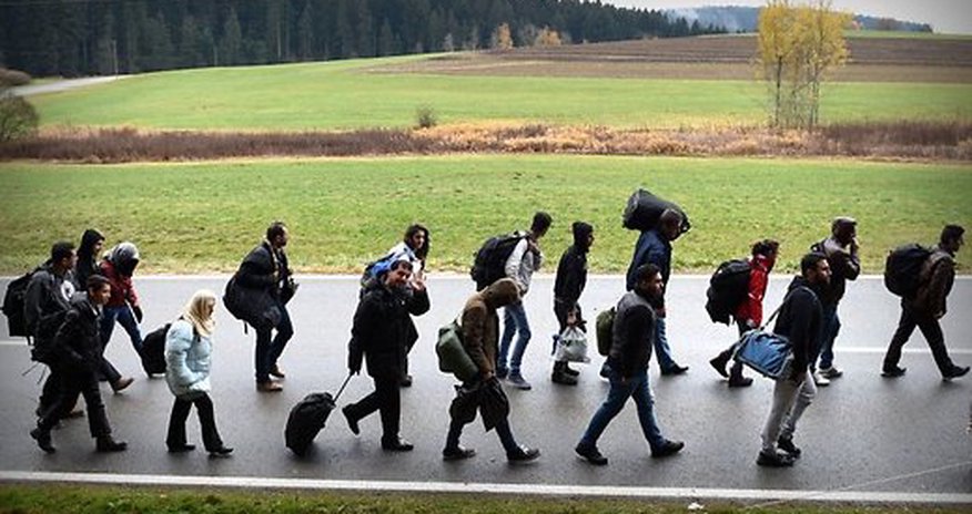 Поток беженцев в Германию сократился Поток беженцев в Германию сократился