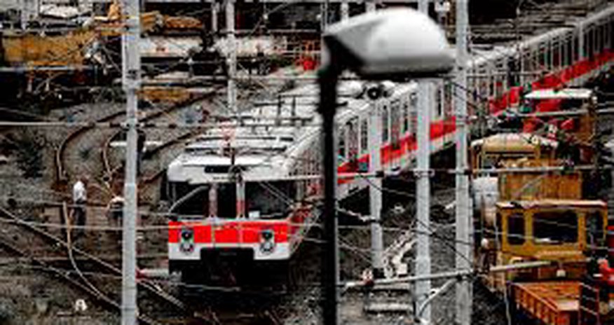 Поезд метро сбил людей Поезд метро сбил людей