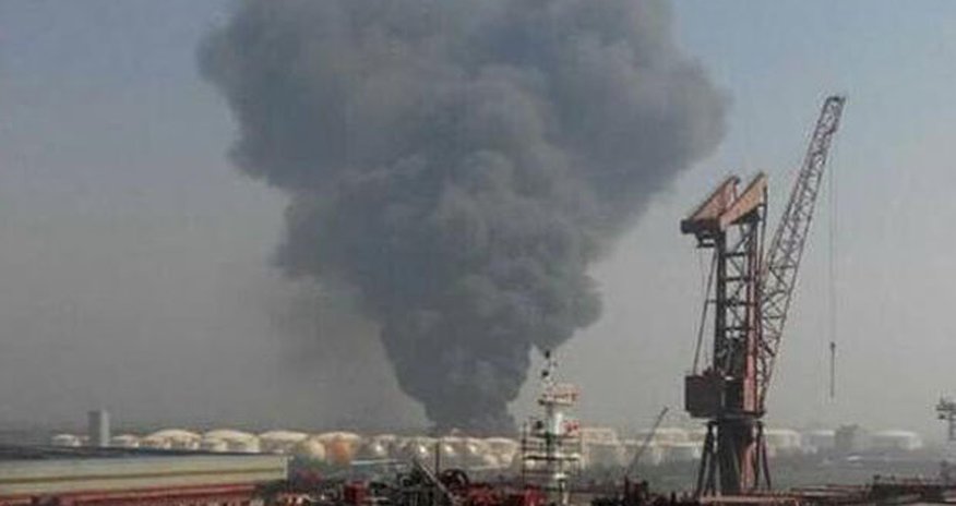 Huge mushroom cloud as massive explosion rips through chemical factory Huge mushroom cloud as massive explosion rips through chemical factory