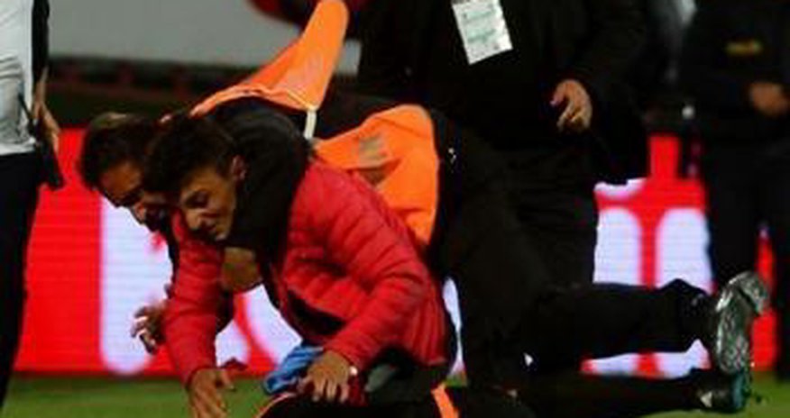 "Trabzonspor" - "Fənərbaxça" oyununda hakim döyüldü - Fotolar "Trabzonspor" - "Fənərbaxça" oyununda hakim döyüldü - Fotolar