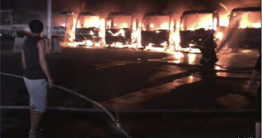 Məkkədə avtobuslar yandırılıb Məkkədə avtobuslar yandırılıb