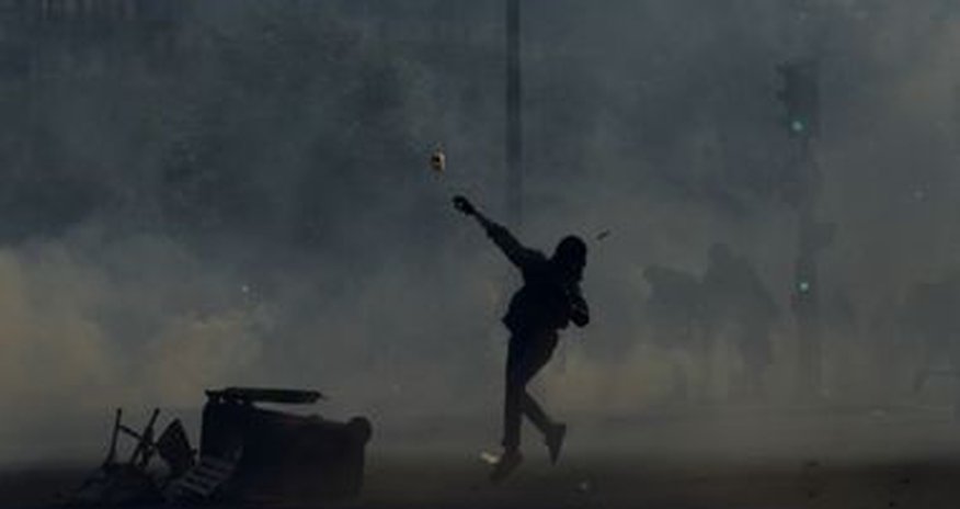 Демонстранты столкнулись с полицией Демонстранты столкнулись с полицией