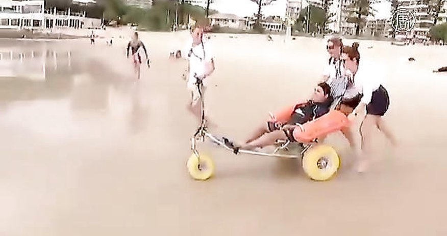 Пляж для людей в креслах Пляж для людей в креслах