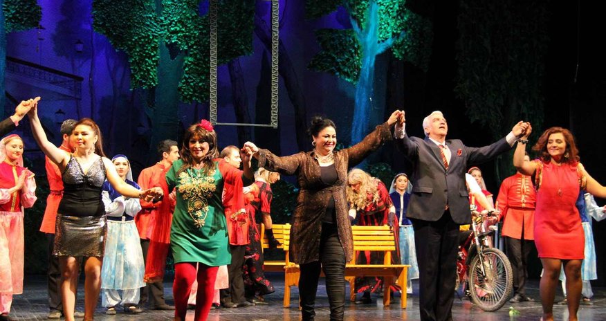 Musiqili Teatrda “Amerikalı kürəkən”in premyerası oldu - FOTOLAR Musiqili Teatrda “Amerikalı kürəkən”in premyerası oldu - FOTOLAR