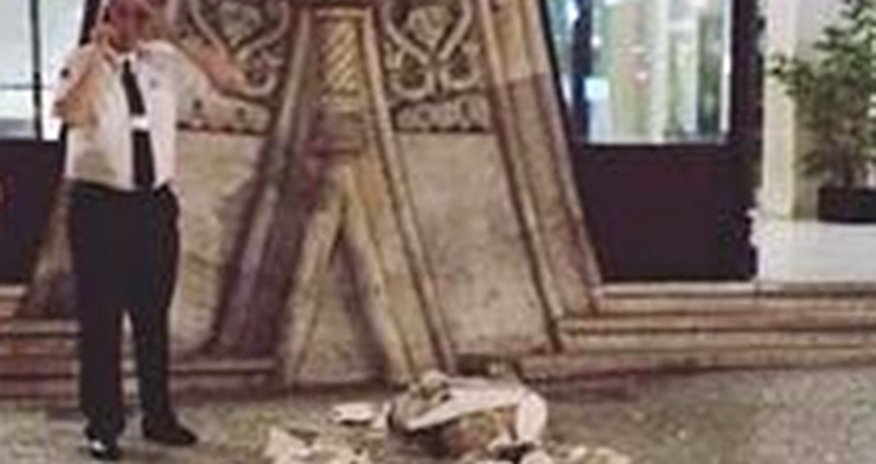 Любитель селфи разбил древнюю статую Любитель селфи разбил древнюю статую