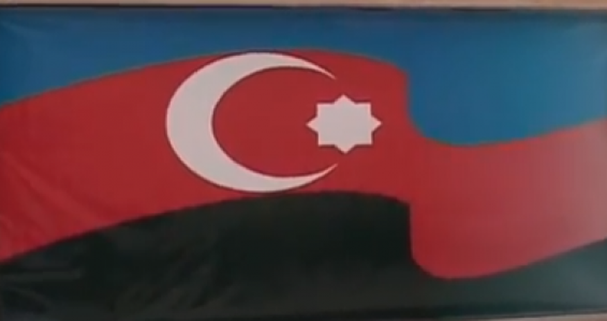 Orta məktəbdə Azərbaycan bayrağını qaraya boyadılar - VİDEO Orta məktəbdə Azərbaycan bayrağını qaraya boyadılar - VİDEO