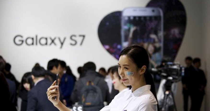 To halt smartphone slide, Samsung rewrites playbook To halt smartphone slide, Samsung rewrites playbook