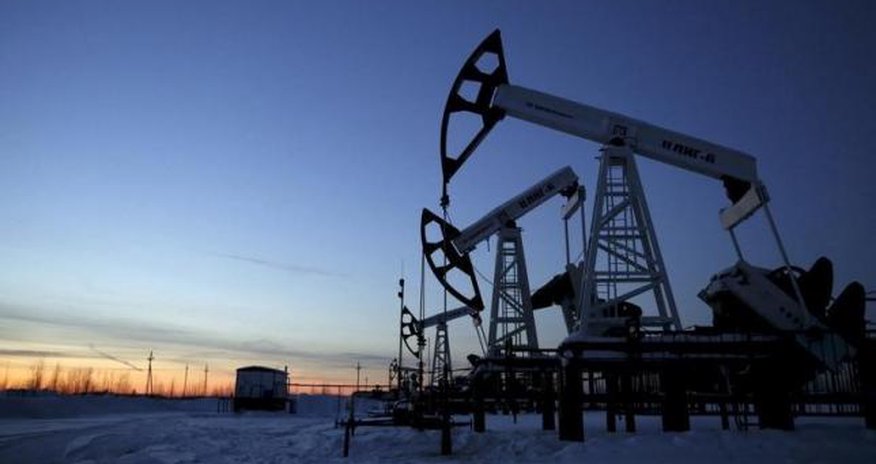Oil prices fall as dollar gains, but possible stock drawdown supports Oil prices fall as dollar gains, but possible stock drawdown supports