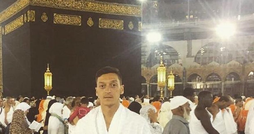 Mesut Özil Məkkəni ziyarət etdi Mesut Özil Məkkəni ziyarət etdi