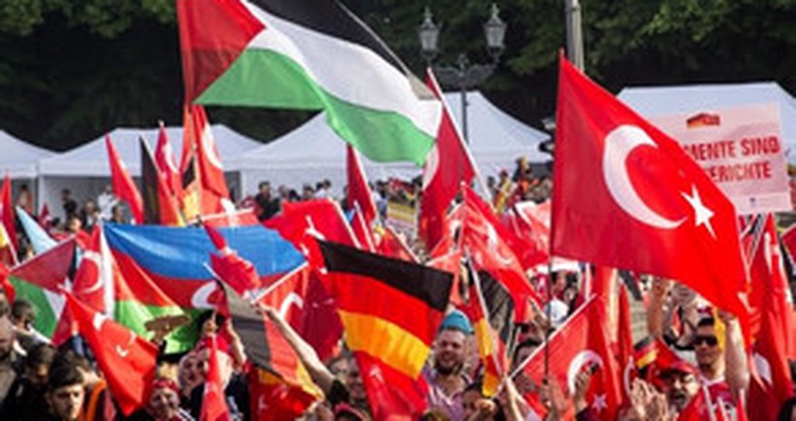 Azərbaycanlılar və türklər Berlində Bundestaqın qarşısında etiraz aksiyası keçiriblər Azərbaycanlılar və türklər Berlində Bundestaqın qarşısında etiraz aksiyası keçiriblər