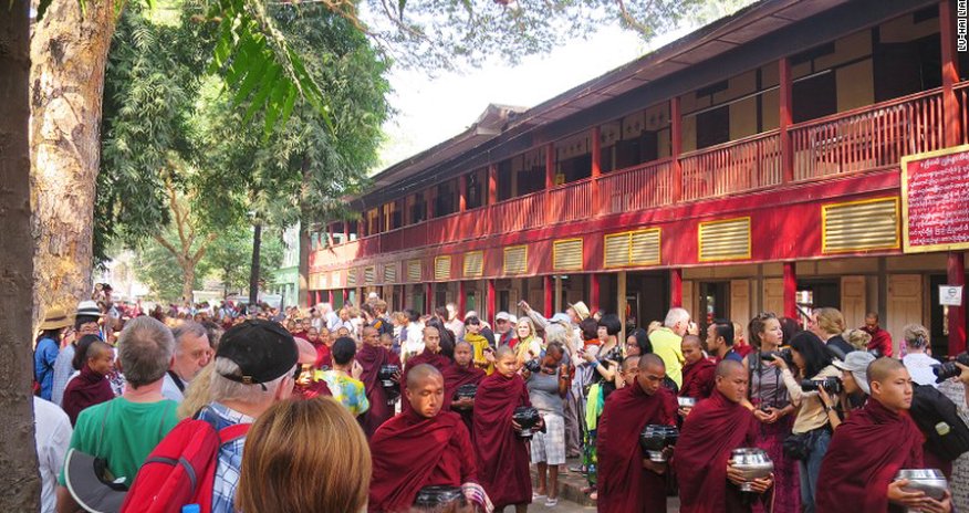 Hey, tourists, leave them monks alone! Hey, tourists, leave them monks alone!