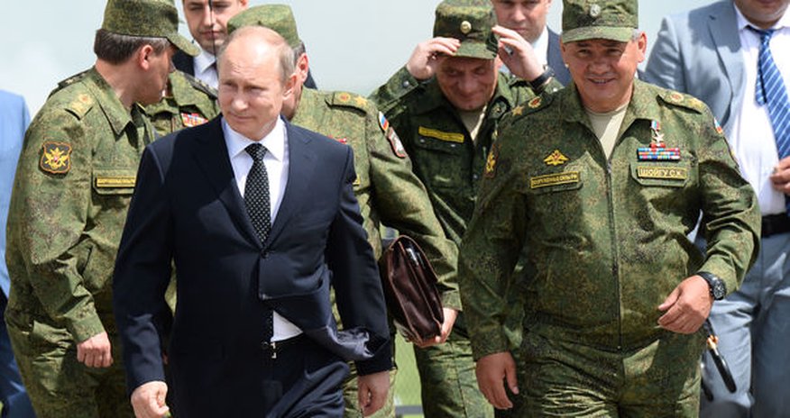 Putin Rusiya ordusunu yoxlayır Putin Rusiya ordusunu yoxlayır