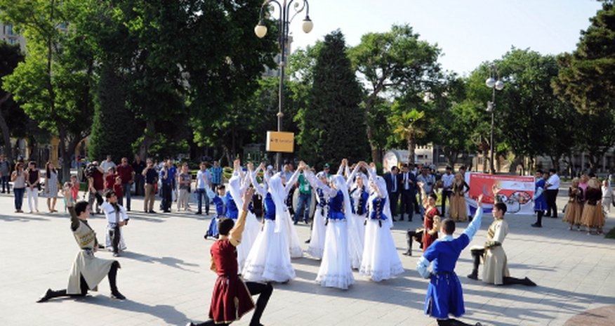 Bulvar ərazisində açıq havada rəqs məkanı yenidən fəaliyyətə başlayır Bulvar ərazisində açıq havada rəqs məkanı yenidən fəaliyyətə başlayır