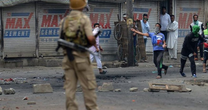 Kashmir fear after mob drowns policeman Kashmir fear after mob drowns policeman