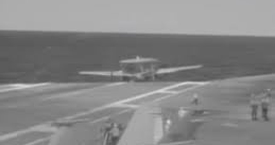 Самолет скатился с авианосца - ВИДЕО Самолет скатился с авианосца - ВИДЕО