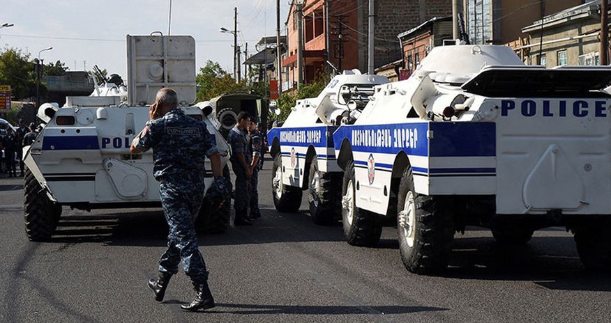 Yerevanda polis binasını tutanlar yeni şərtlər irəli sürüblər Yerevanda polis binasını tutanlar yeni şərtlər irəli sürüblər