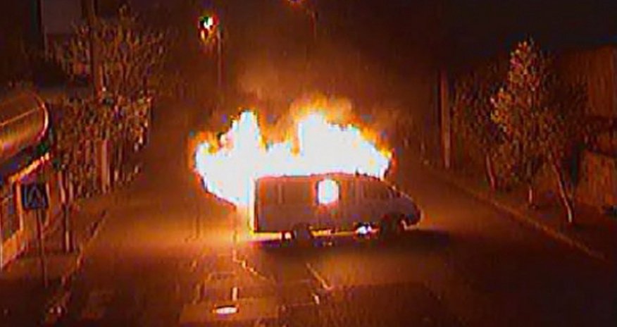 В Ереване сожгли полицейскую машину - ВИДЕО В Ереване сожгли полицейскую машину - ВИДЕО