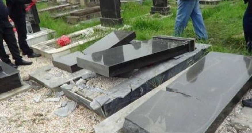 На кладбище сломали надгробия На кладбище сломали надгробия