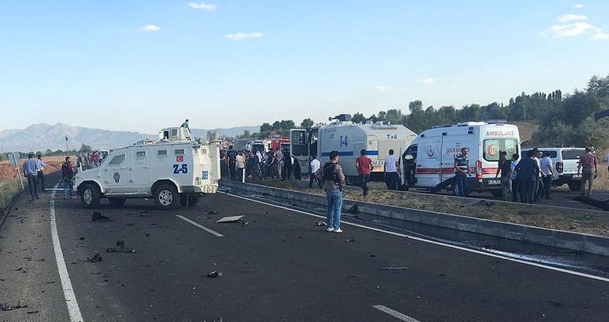 Пять полицейских погибли в результате взрыва на востоке Турции Пять полицейских погибли в результате взрыва на востоке Турции