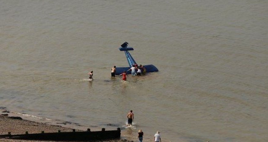Самолет упал в воду Самолет упал в воду