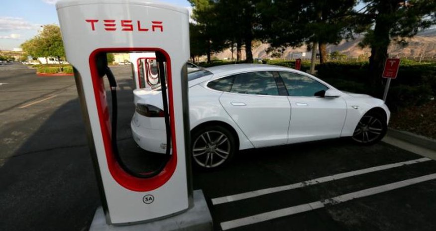 Tesla touts speed and driving range with new upgraded battery Tesla touts speed and driving range with new upgraded battery