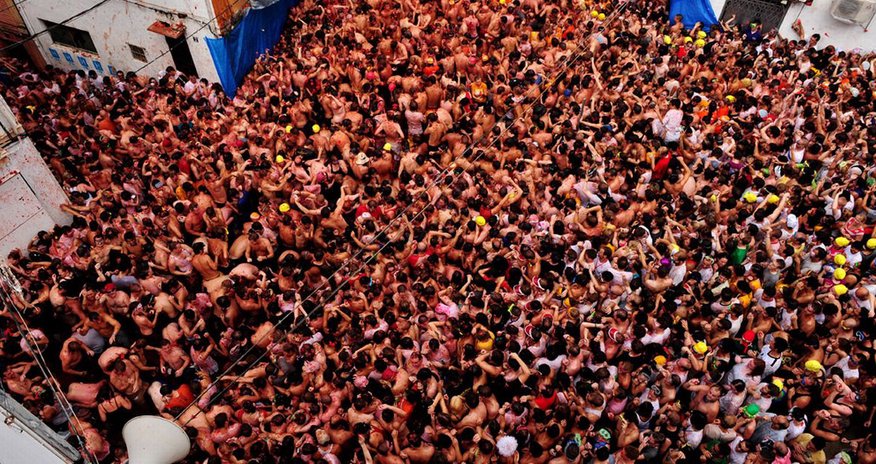 Revellers hurl tomatoes for messy Tomatina food fight in Spain Revellers hurl tomatoes for messy Tomatina food fight in Spain