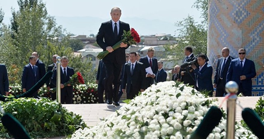 Putin İslam Kərimovun məzarını ziyarət edib Putin İslam Kərimovun məzarını ziyarət edib