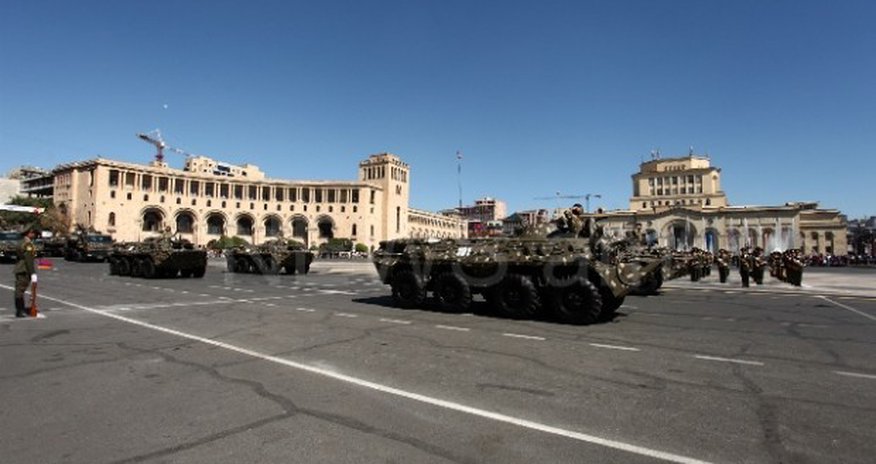 Ermənilər bu silahlarını nümayiş etdirdi – FOTO Ermənilər bu silahlarını nümayiş etdirdi – FOTO