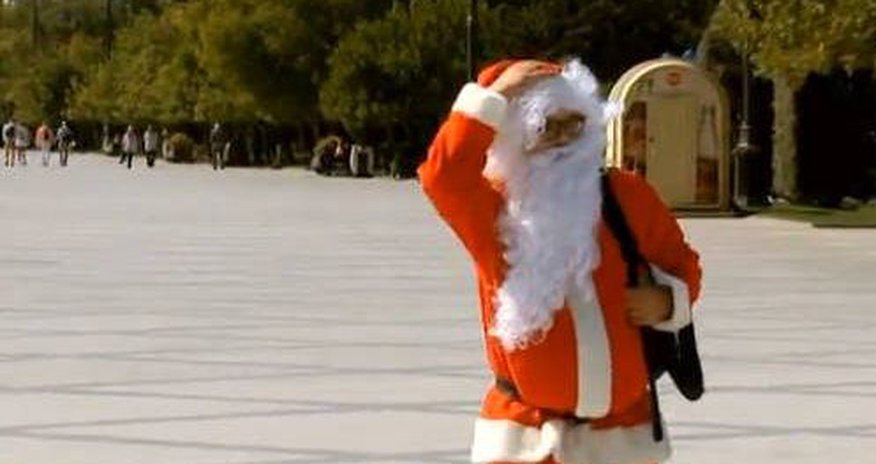 Bakı küçələrində Santa Klaus peyda oldu - VİDEO Bakı küçələrində Santa Klaus peyda oldu - VİDEO